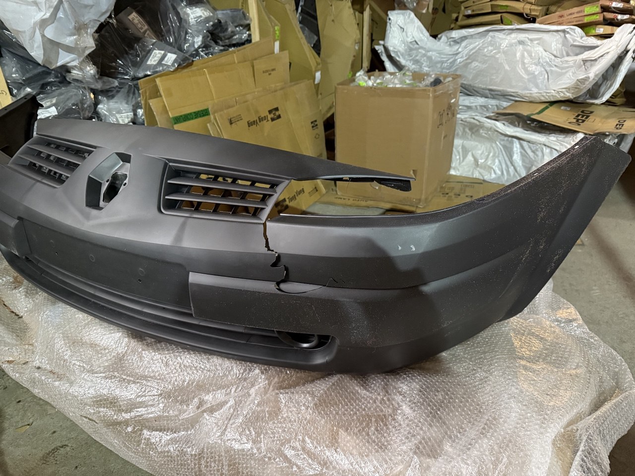 Бампер передний Renault Megane 2002-2006 (Тайвань) Дисконт 50%