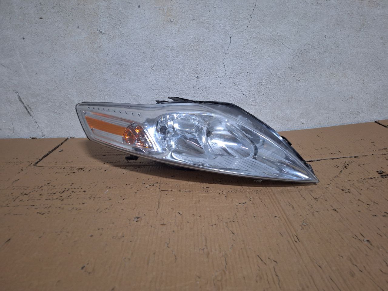 Фара правая Ford Mondeo 2007-2015 (Китай / Сломан отражатель, потертости) Дисконт 50%