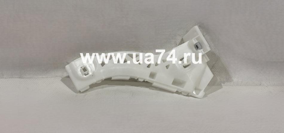 Кронштейн бампера к крылу правый Mazda 3 2003-2009 4D (Китай)