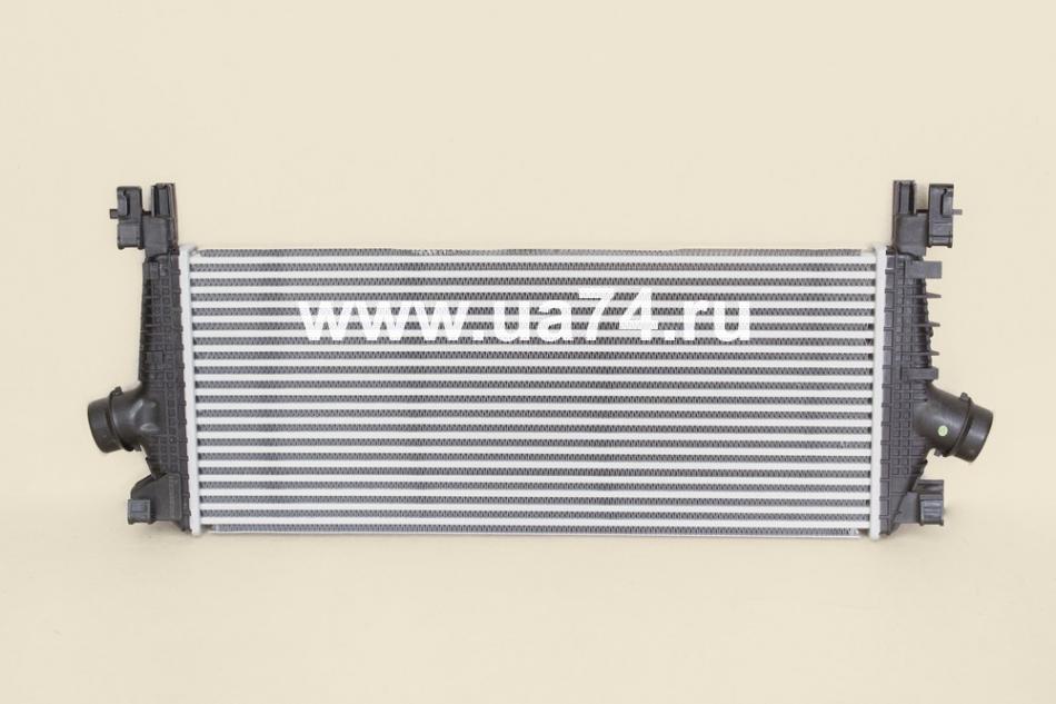 Радиатор интеркулера CHEVROLET CRUZE / OPEL ASTRA J 09- A/T (ST-1302148 / SAT)